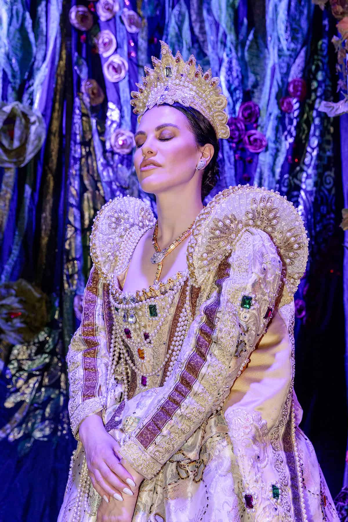 Carnevale di Venezia 2023 Melania Dalla Costa madrina con vestito con corona